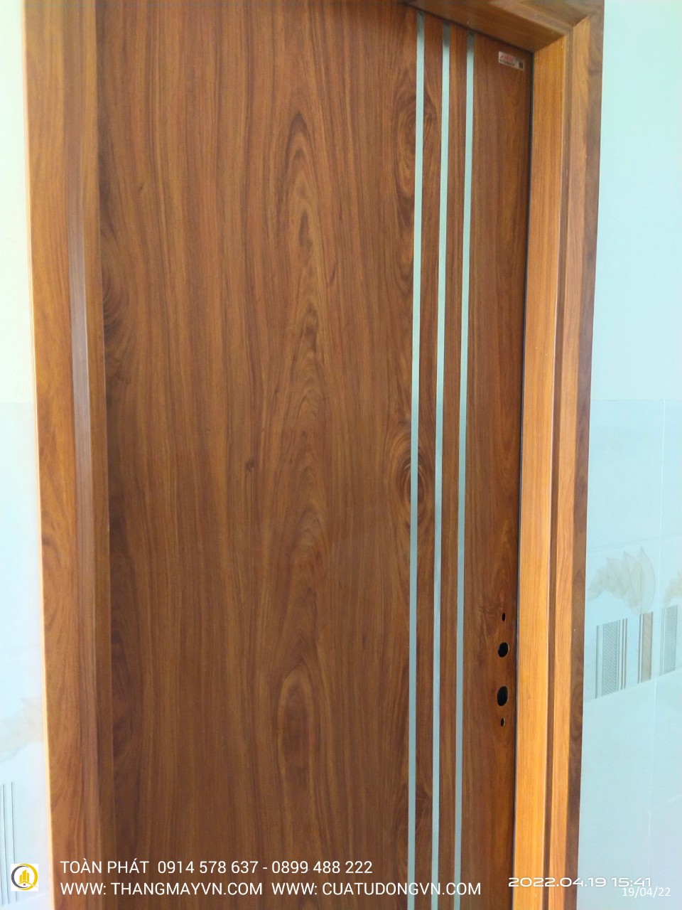 cửa thép vân gỗ 1 cánh lắp đặt cửa thép vân gỗ tại Bình Định