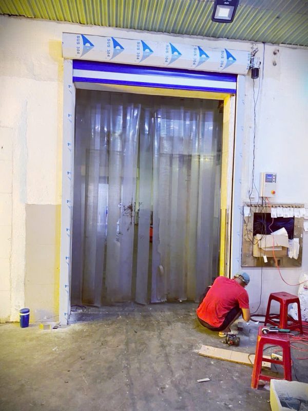 Dự án lắp đặt cửa cuốn nhanh PVC cho Nhà máy thực phẩm Thành Thái 3 Chi tiết cửa cuốn nhanh PVC sử dụng trong nhà máy chế biến thực phẩm