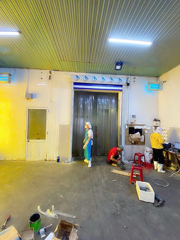 Dự án lắp đặt cửa cuốn nhanh PVC cho Nhà máy thực phẩm Thành Thái 4 Cửa cuốn nhanh PVC vận hành tự động giúp kiểm soát môi trường nhà máy thực phẩm